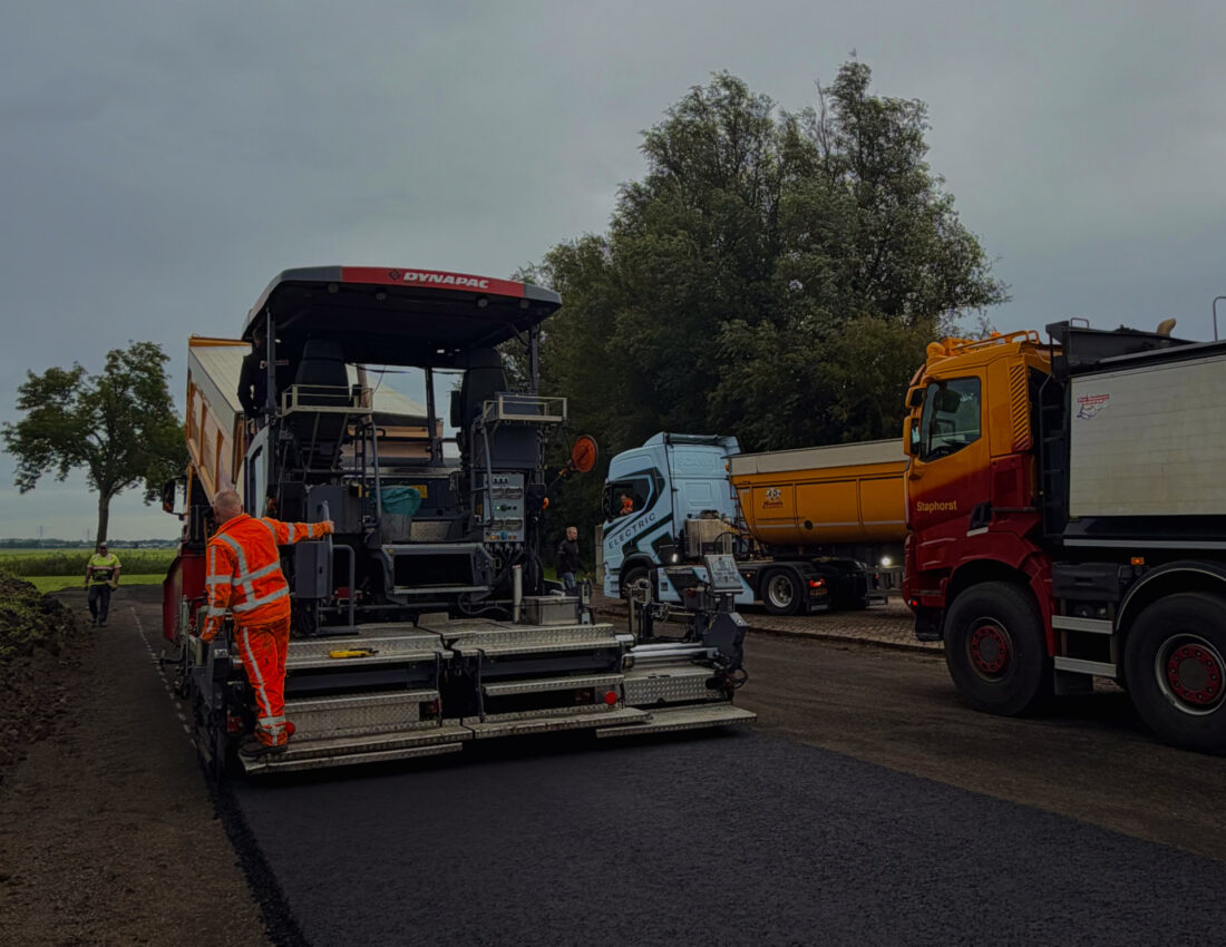 Asfalteermachine bedrijfsterrein