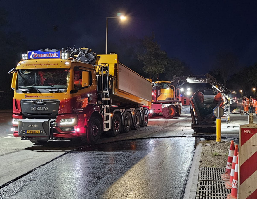 Asfalttransport door Dunnink Grondverzetbedrijf