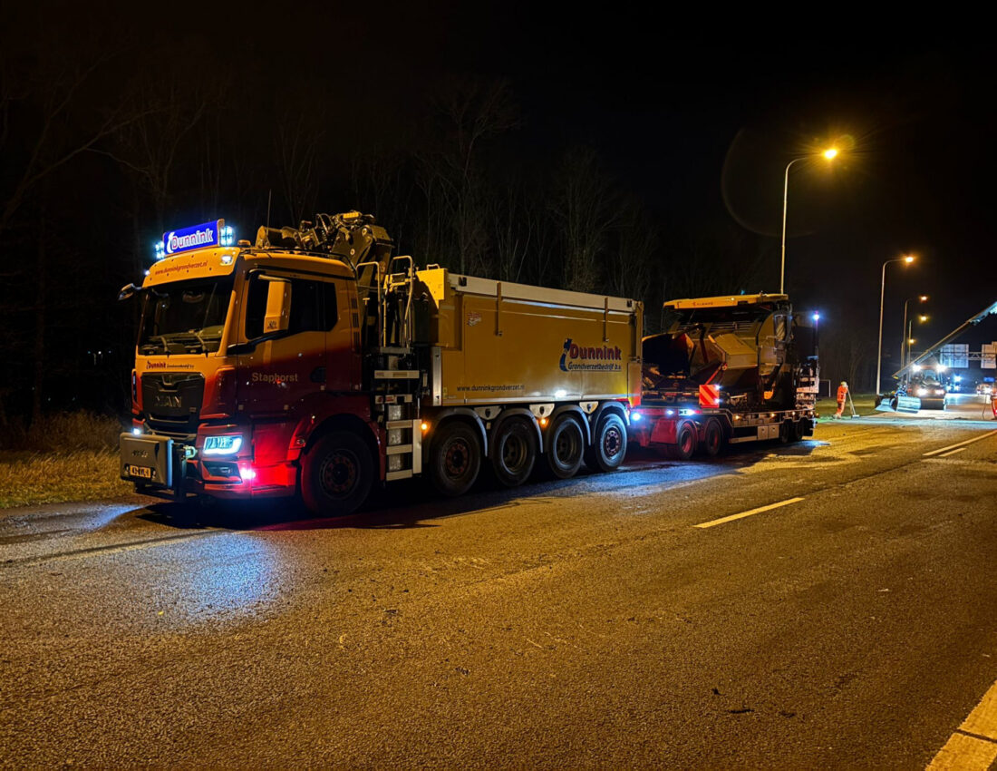 Asfalttransport en transport asfalteermachine