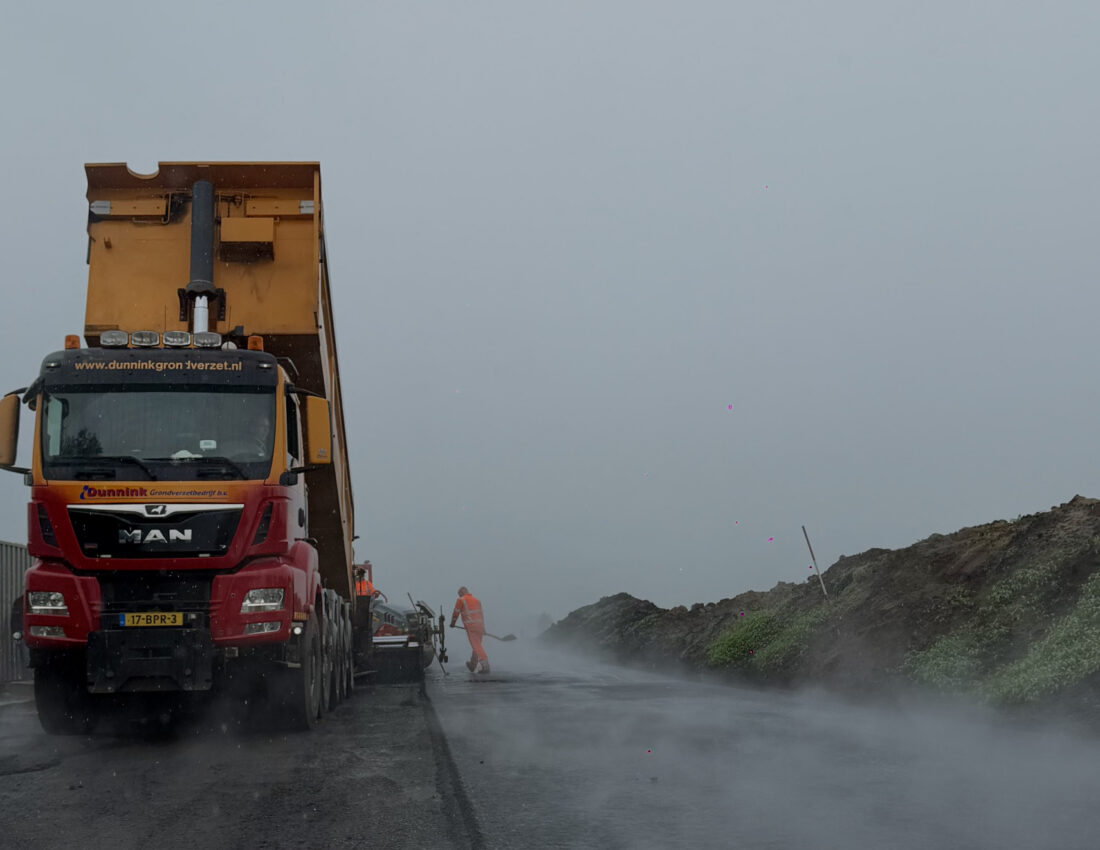 Transport van asfalt bedrijfsterrein Staphorst