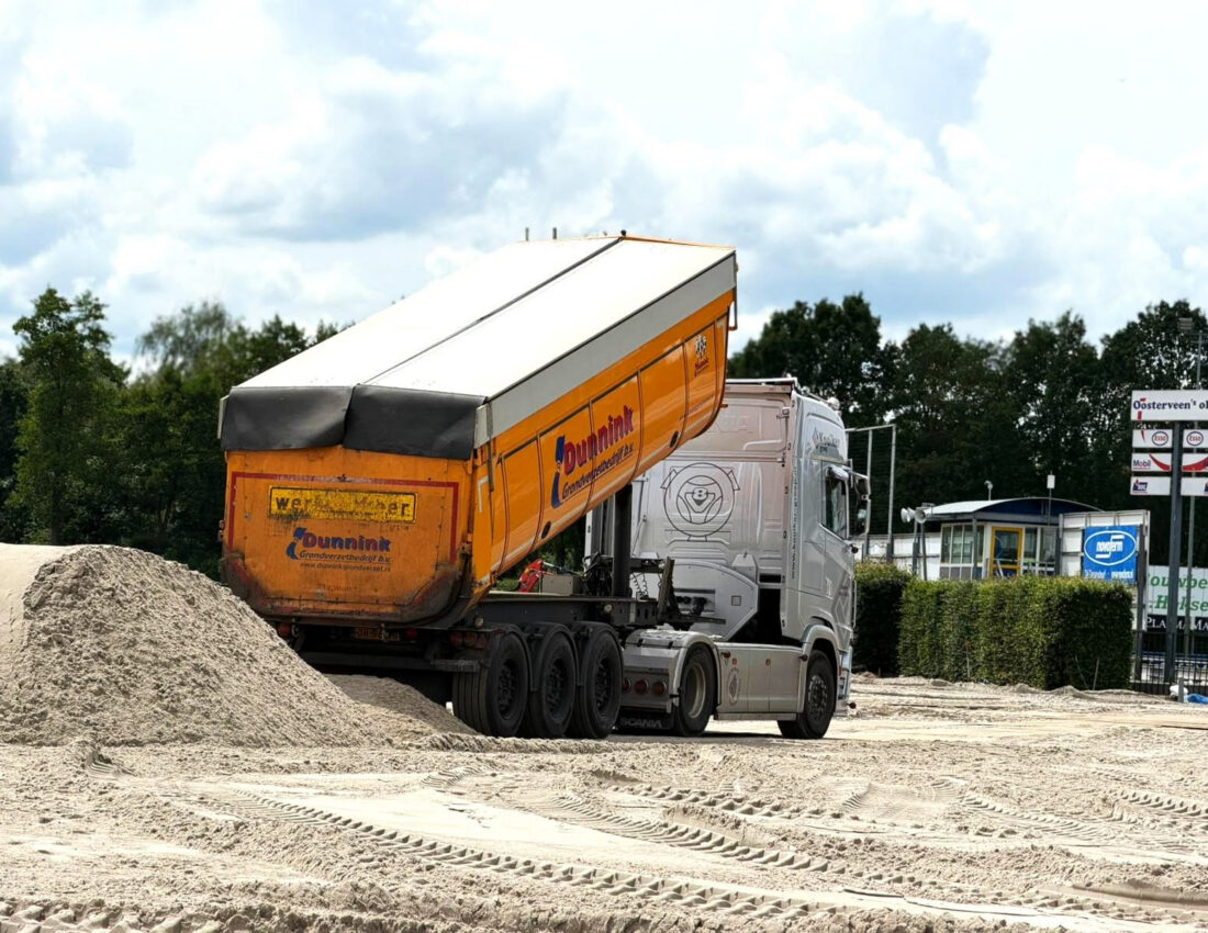 Zandtransport bij aanleg kunstgrasveld VV Staphorst