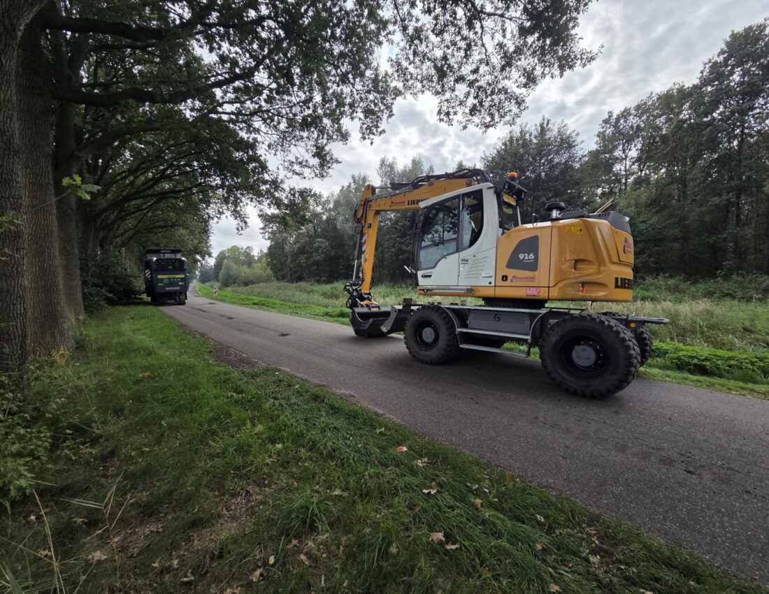 Asfaleteren en verbreden polderweg Noordoostpolder